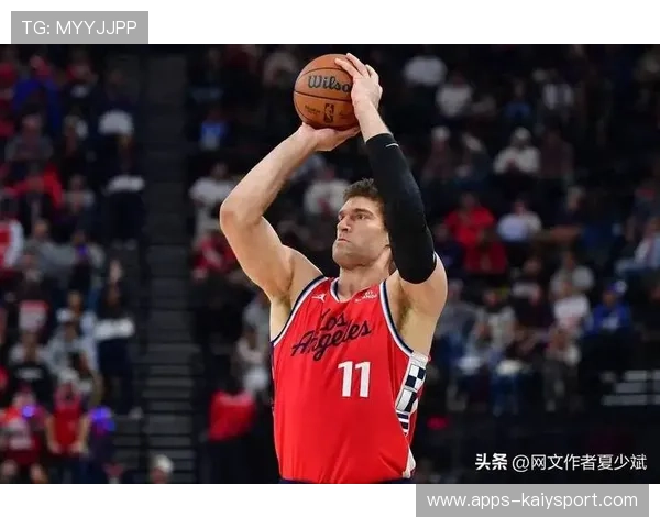 洛佩兹护框站稳，对手攻筐频频打铁，洛佩兹多高